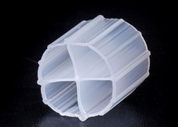 معالجة مياه بركة الأسماك MBBR ناقل بيولوجية وسائل التصفية في اللون الأبيض