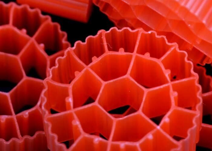 الوسائط المرشحة البيولوجية MBBR مع اللون الأبيض ومادة HDPE البكر للمياه العادمة