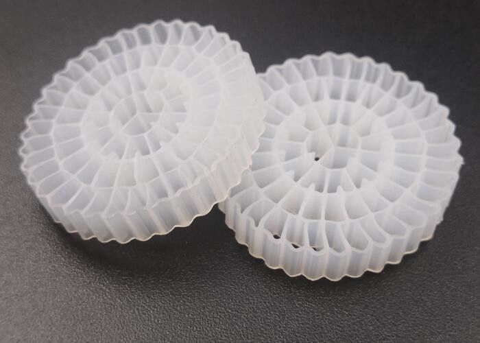 مادة HDPE العذراء MBBR Bio Media K5 اللون الأبيض مع 25 * 4mm الحجم لمعدات IFAS