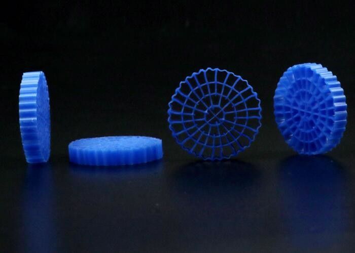 مادة HDPE العذراء MBBR Bio Media K5 اللون الأبيض مع 25 * 4mm الحجم لمعدات IFAS