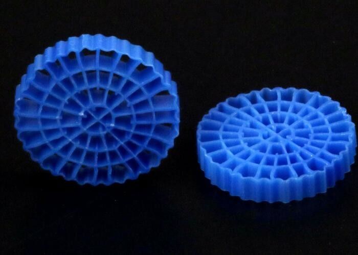 مساحة السطح الكبيرة 25 * 4mm واللون الأبيض المواد البكر HDPE MBBR وسائل الفيلم الحيوي