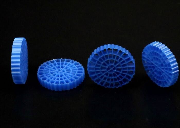 سمك بركة الحوض اللون الأزرق MBBR حامل عائم مساحة سطح كبيرة > 1200M2/M3 تكنولوجيا SBR 25 * 4mm وسائل الإعلام