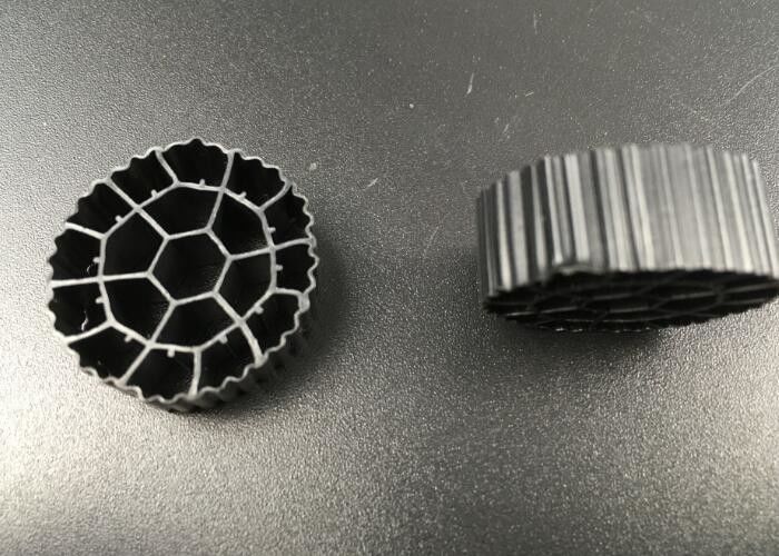 لون أسود K3 حامل مرشح MBBR لمعالجة المياه الصناعية 25 * 10mm