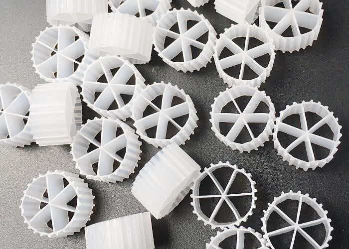 زراعة الأسماك الفلتر البيضاء Mbbr معالجة المياه بالخلايا الحيوية 16 * 10mm مساحة كبيرة