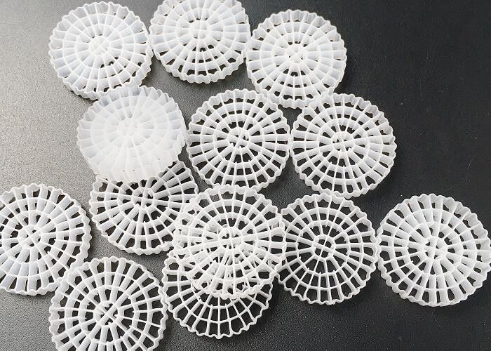 ناقل الكتلة الحيوية في البركة K3 Mbbr وسائل الإعلام للتصفية البيولوجية 25 * 4mm البيوب IFAS معالجة المياه اللون الأبيض HDPE