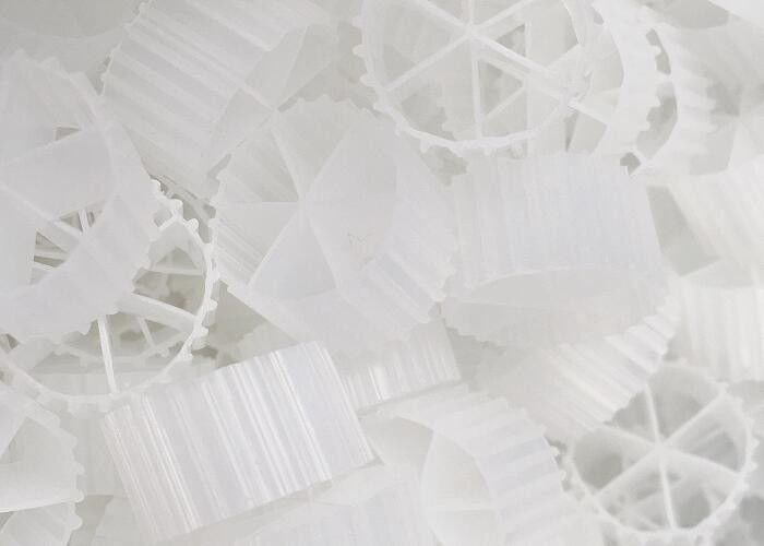 MBBR BIOCELL معالجة مياه الصرف الصحي الهيدروبونيكية 6 غرف 16 * 10mm اللون الأبيض مقاوم للطوفان مدة الحياة الطويلة حامل حشو