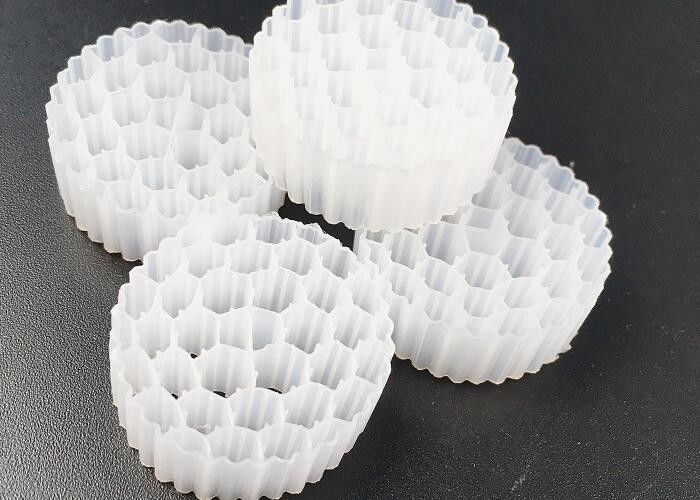 المواد البلاستيكية الهوائية MBBR K1 BIO Filter Media معالجة مياه الصرف الصحي 800m2 / M3 حامل عائم