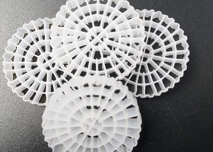 الكرات العائمة كيلدنيز Mbbr بي او فلتر الوسائط Hdpe 25 * 4mm اللون الأبيض