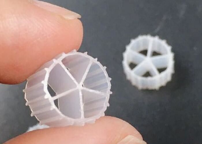 مقاومة للأشعة فوق البنفسجية HDPE 10 * 7MM MBBR BIOBALLS IFAS عملية 5 غرف fda مواد آمنة وسائل تعبئة رخيصة السعر