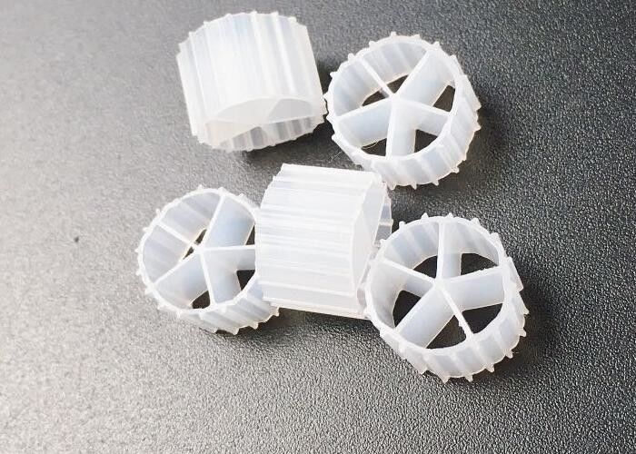 مقاومة للأشعة فوق البنفسجية HDPE 10 * 7MM MBBR BIOBALLS IFAS عملية 5 غرف fda مواد آمنة وسائل تعبئة رخيصة السعر