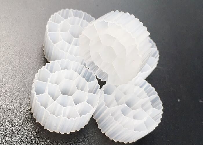 Hdpe K3 Biocell MBBR وسائل معالجة المياه 25 * 12mm 600m2 / M3 مساحة سطحية كبيرة