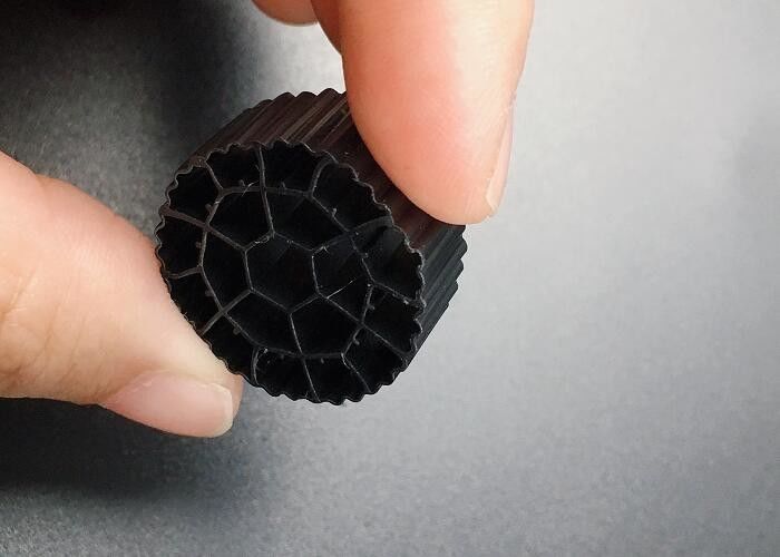ميديا المرشح البيولوجي للبحيرة MBBR معالجة المياه الترشيح البيولوجي Hdpe 25 * 12mm