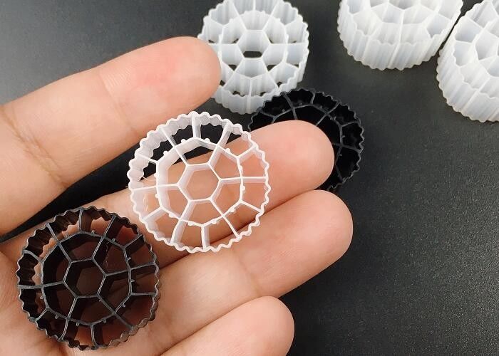 البيضاء لون البيوبايب موثوق بها Mbbr بيولوجيا فلتر الوسائط لمعالجة مياه الصرف الصحي 25 * 12mm