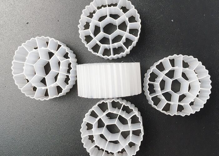 منتج فلتر الكرات الحيوية من البلاستيك K1 و K3 Hdpe 25 * 12mm Ras White Color Bio Carrier