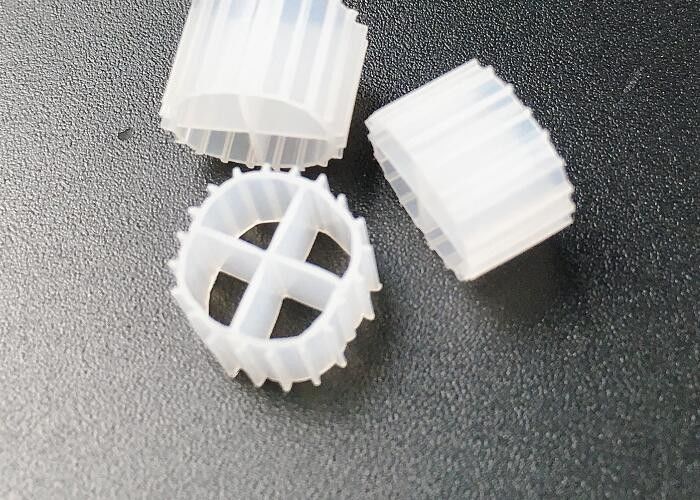 كالدنيز MBBR Biofilter Media العائمة المتحركة السرير الفيلم الحيوي المفاعل الحوض اللون الأبيض 11 * 7mm