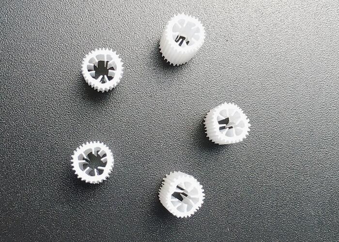 الوسائط الصناعية Hdpe Filter Media HIPS المادة 5 * 5mm الحجم شهادة SGS لون مخصص