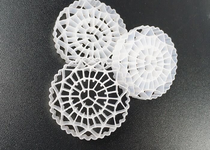 الملون الطبيعي MBBR فلتر الوسائط مساحة السطح العالية 25mm X 4mm الحجم