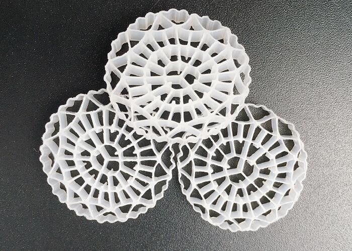 PE63 شكل زهرة MBBR الوسائط البيولوجية مع مساحة سطح كبيرة 1200m2/m3 مساحة سطح