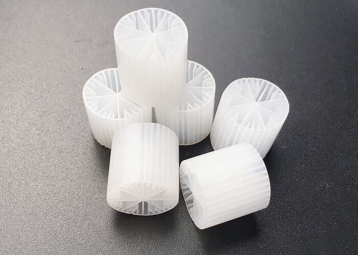 مفاعل السرير المتحرك 15 * 15mm MBBR معالجة المياه الوسائط البيولوجية للخزان اللاهوائي