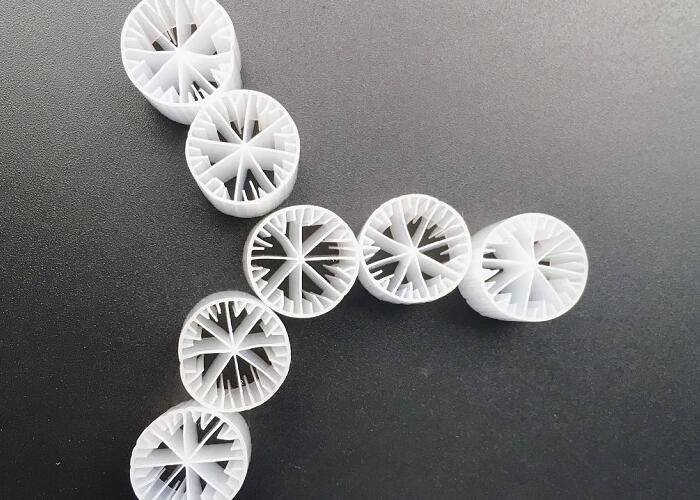 مساحة السطح العالية MBBR الوسائط المرشحة اللون الأبيض المادة البكر HDPE 15 * 15MM
