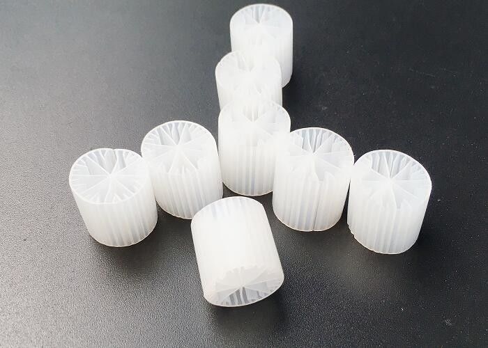 مساحة السطح العالية MBBR الوسائط المرشحة اللون الأبيض المادة البكر HDPE 15 * 15MM