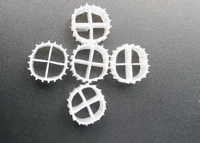 اللون الأبيض 11 * 7mm K1 فلتر بيولوجي Hdpe Mbbr حامل بيولوجي الكرات الحيوية العائمة