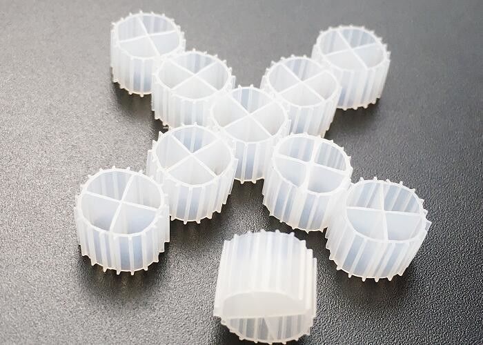MBBR Biofilter Media Biochips 0.96 - 0.98g / Cm3 الكثافة لـ RAS الزراعة المائية FAB الوسائط الحيوية
