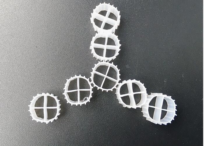 MBBR Biofilter Media Biochips 0.96 - 0.98g / Cm3 الكثافة لـ RAS الزراعة المائية FAB الوسائط الحيوية