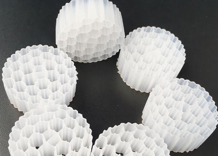 البلاستيك البيولوجي MBBR معالجة المياه FAB / تصفية التسرب حزمة الوسائط العائمة 25 * 12mm