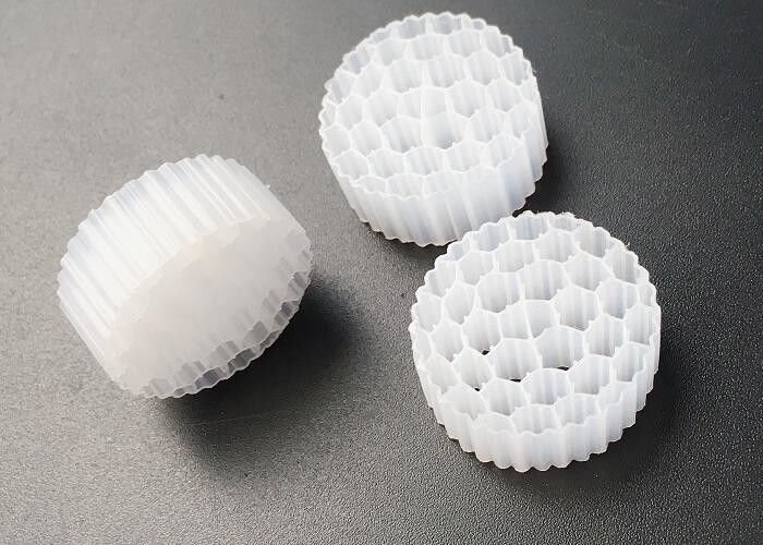 PE38 Mbbr فلتر 25 * 4mm Hdpe آمن السرير المتحرك فلتر الوسائط مساحة سطح كبيرة