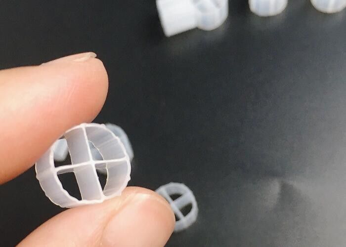 هيبس بيض اللون البلاستيكي الوسائط البيولوجية ، السرير المتحرك الفلاتر البيولوجية 12 * 9mm الحجم