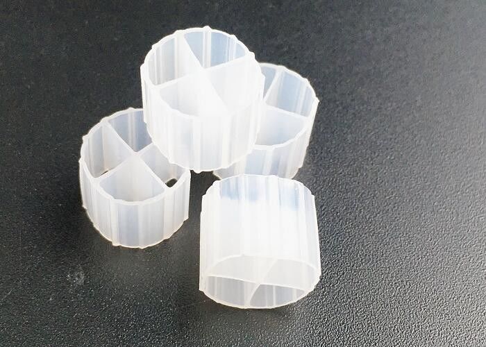 معالجة مياه بركة الأسماك MBBR ناقل بيولوجية وسائل التصفية في اللون الأبيض