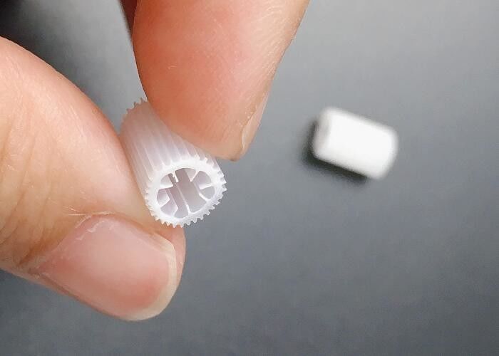 مادة HIPS العذراء MBBR الوسائط المرشحة العائمة الوسائط الميكرو بيوبايب لمعالجة مياه الصرف الصحي