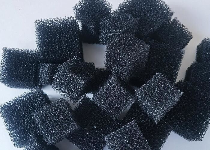 حاملات البوليمر المسامة لمعالجة المياه اللون الأسود مساحة سطح كبيرة