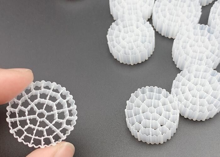 MBBR Bioball معالجة مياه الصرف الصحي وسائل المرشح البلاستيكية 25 * 10MM