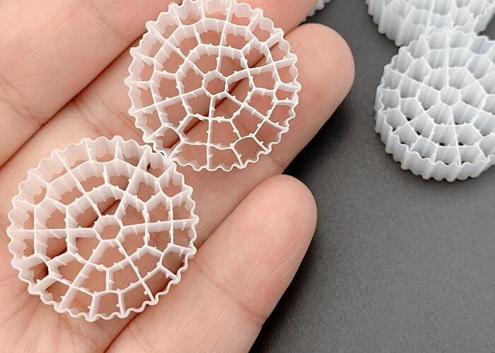 MBBR Bioball معالجة مياه الصرف الصحي وسائل المرشح البلاستيكية 25 * 10MM