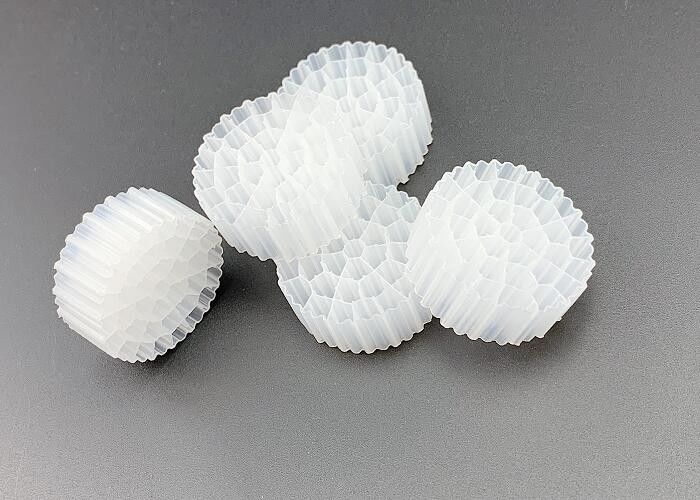 معالجة المياه مساحة السطح الكبيرة MBBR Biocell Filter Media 25*10MM