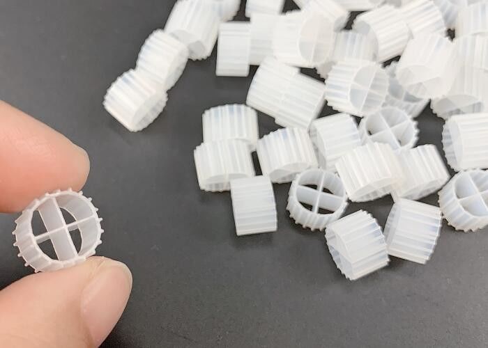 11 * 7mm لون طبيعي ومادة HDPE العذراء MBBR حامل فيلم بيولوجي