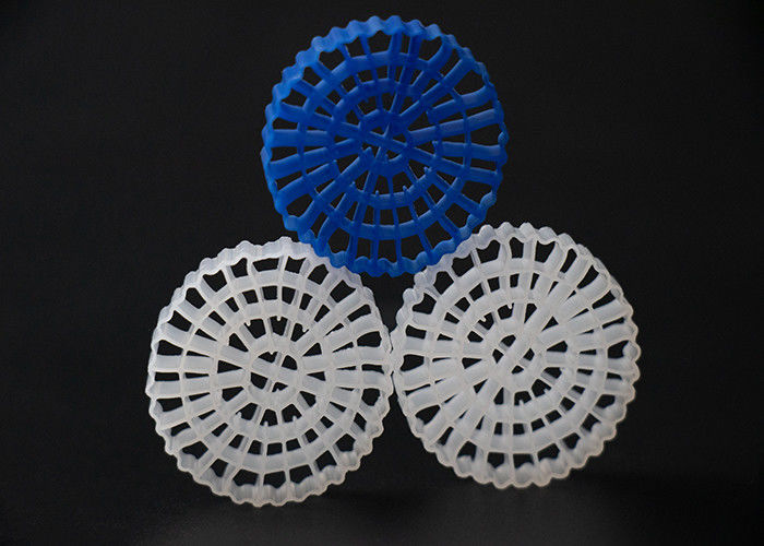 معالجة مياه الصرف الصحي وسائل المرشح البلاستيكية MBBR HDPE biomover كبيرة 1200 m2/m3 مساحة السطح معدات IFAS