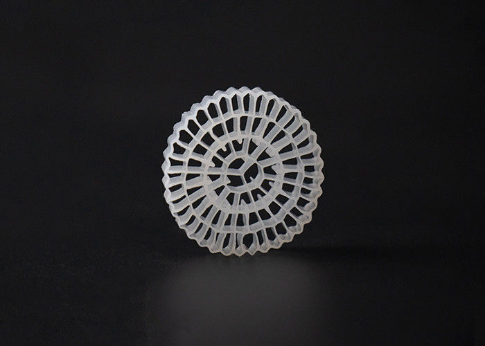 مادة HDPE العذراء MBBR الوسائط البيولوجية اللون الأبيض وحجم 25 * 4mm مساحة السطح العالية MBBR