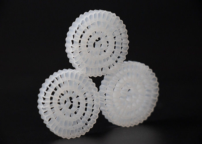 مادة HDPE العذراء MBBR الوسائط البيولوجية اللون الأبيض وحجم 25 * 4mm مساحة السطح العالية MBBR