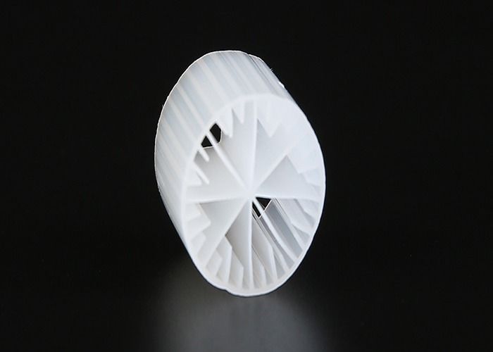 الملون الأبيض MBBR وسائل المرشح 15 * 15mm الحجم مواد HDPE لمعالجة مياه الصرف الصحي