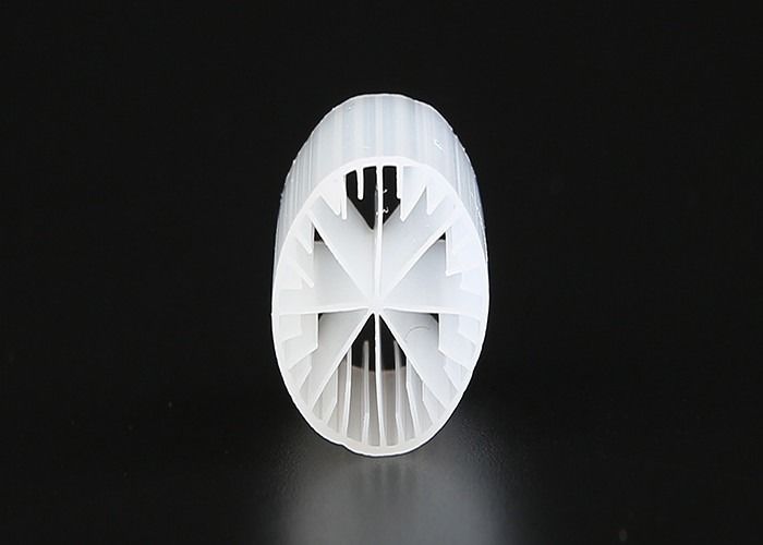 الملون الأبيض MBBR وسائل المرشح 15 * 15mm الحجم مواد HDPE لمعالجة مياه الصرف الصحي
