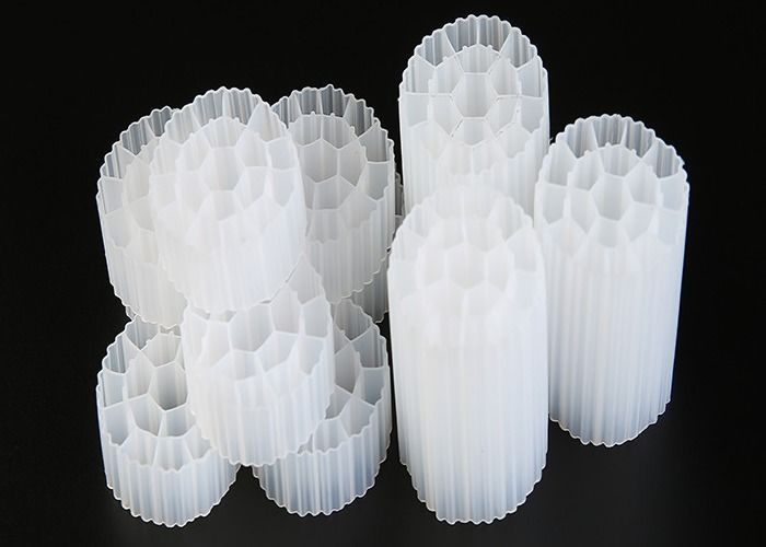 35 ملم × 18 ملم الحجم المادة البكر HDPE MBBR بيولوجيا الوسائط PE07 للحوض