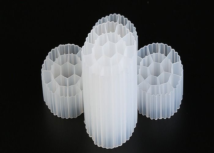 مادة HDPE البكر MBBR وسائل المرشح البلاستيكية اللون الأبيض لمعالجة مياه الصرف الصحي