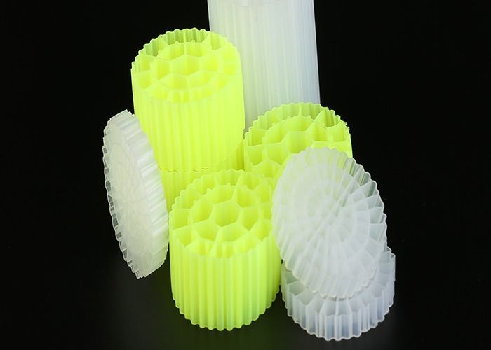 لون أسود منتج المرشح البلاستيكي MBBR منتج المرشح 25mm X 12mm الحجم واللون الأبيض