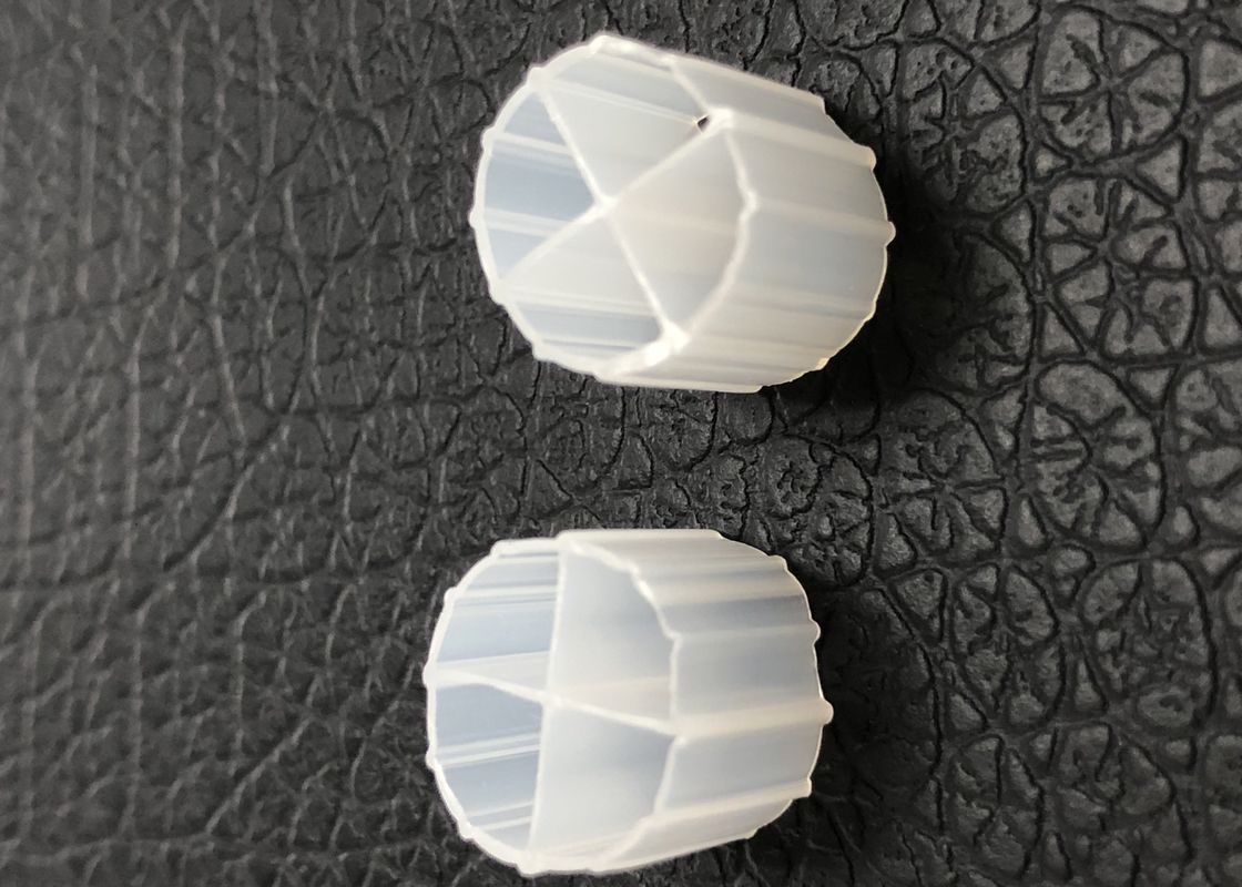 اللون الأبيض MBBR الوسائط الناقلة البيولوجية للخزان اللاهوائي مع مادة HDPE العذراء وحجم 12 * 9mm