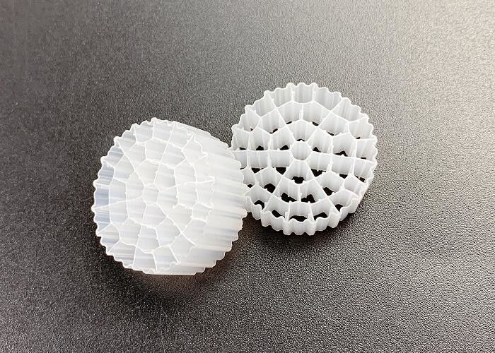 الأنبوب الحيوي MBBR وسائل المرشحات البلاستيكية 800m2/M3 السطح الكبير