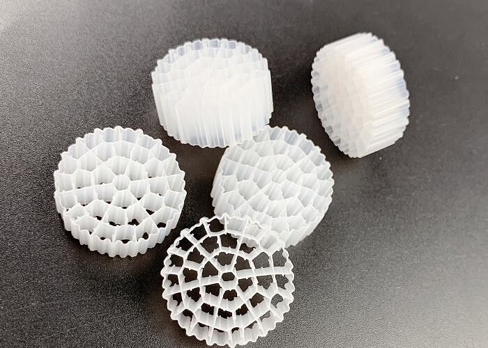 IFAS FDA Safty HDPE اللون الأبيض MBBR Biocell Filter Media تقنية A / O