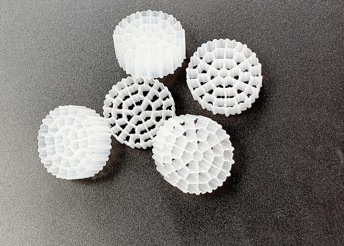 بيجين HDPE IFAS Technology MBBR الوسائط المرشحة العائمة اللون الأبيض